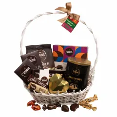 Kosz pełen słodyczy na święta