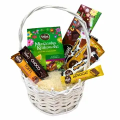 Koszyk pełen słodyczy na majówkę