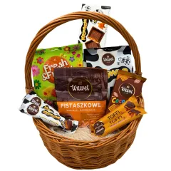 Kosz pełen słodyczy na piknik